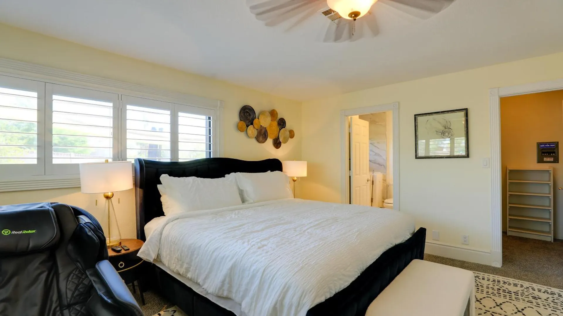 Spacious Las Vegas Getaway With Private Pool And Spa! 0*,