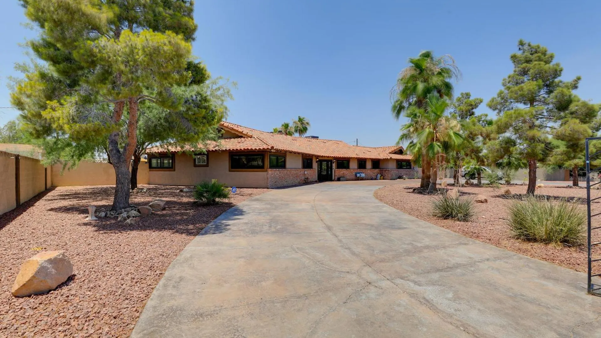 Spacious Las Vegas Getaway With Private Pool And Spa!